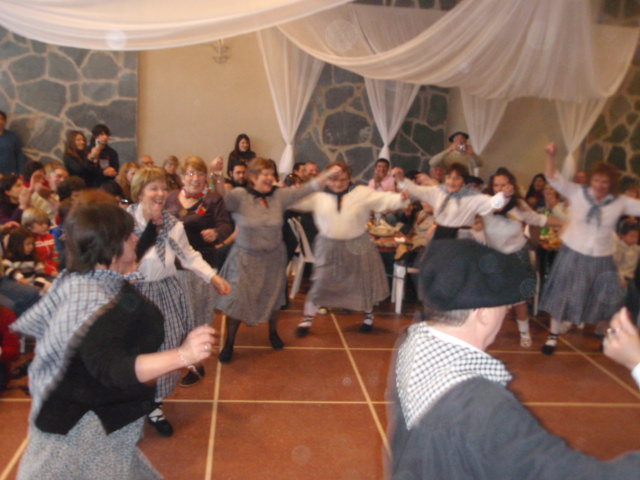 El grupo dantzari más veterano, 'Txiki-Zaharrak', creado este año en Arrecifes, en plena y entusiasta acción